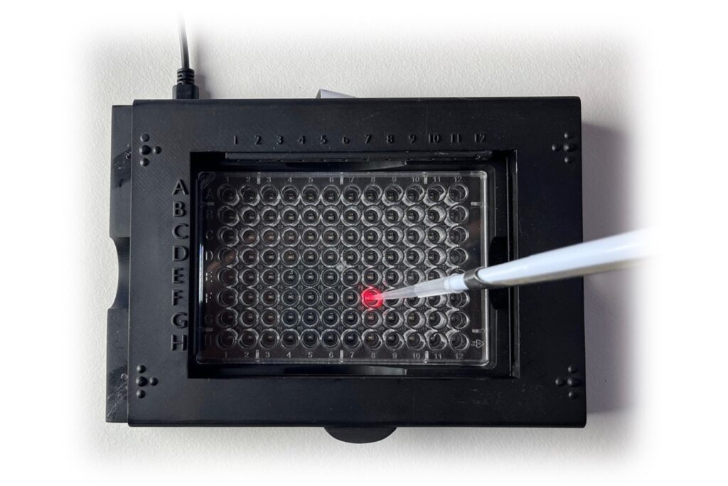 Well-watcher that improves pipetting on white background