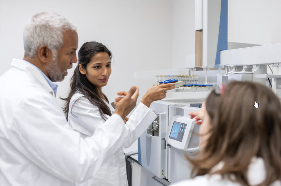 2 scientists working in an analytical lab